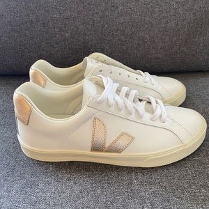 VEJA Esplar Logo Leather Sneakers/ Platine Silver and Extra White/ Women’s SZ 8